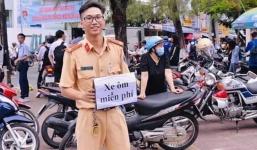  Anh CSGT 'gây sốt' với tấm biển 'Xe ôm miễn phí' tại điểm thi THPT quốc gia