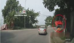 Thót tim xe máy thoát nạn trong gang tấc khi container lật giữa đường