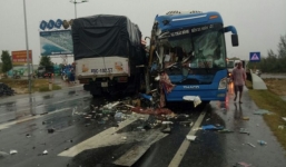 Tai nạn ở Quảng Bình: Xe khách giường nằm bẹp dúm đầu sau va chạm xe tải