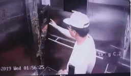 Người đàn ông tức giận đạp tung bảng điểu khiển thang máy rồi quay ra nhìn camera 