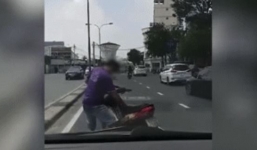 Xe máy thách thức chặn đầu ô tô, tài xế cố thủ đáp lại 'kệ nó'