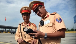 CSGT ra quân, dùng camera đeo cổ giám sát toàn bộ quá trình thi hành công vụ