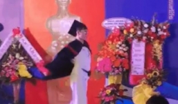 Thanh niên gây 'bão' MXH với màn nhận bằng tốt nghiệp 'bá đạo' 