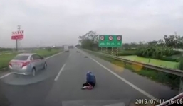 Thót tim khoảnh khắc cô gái bị giật túi xách trên cao tốc Hà Nội - Bắc Giang