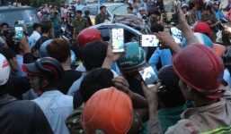 Đám đông chen lấn quay cảnh tai nạn giao thông nghiêm trọng phát live Facebook