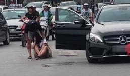 Đang đi, cô gái lao từ Mercedes ra khóc lóc giận dỗi bạn trai giữa đường