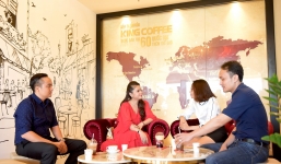 Trong lúc ông Vũ đau đầu tìm hướng đi mới cho TN, bà Thảo điềm nhiên thông báo tin vui