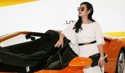 Ca sĩ Hồng Nhung đi siêu xe đắt tiền, công khai cát-xê 2 tỷ đồng