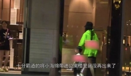 Angelababy tiếp tục bị bắt gặp một mình đưa con đi chơi giữa tin đồn ly hôn