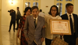 Hình ảnh NSND Trần Hạnh lên nhận danh hiệu, bước đi phải có người dìu gây xúc động