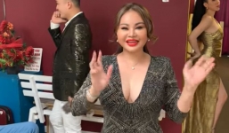 Danh hài Lê Giang diện váy xẻ sâu khiến cư dân mạng trầm trồ vì quá đẹp