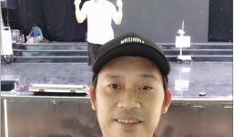 Hoài Linh đăng ảnh selfie nhưng hình ảnh Chí Tài đằng sau mới gây chú ý