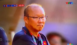 Việt Nam - Thái Lan: Cận cảnh biểu cảm của HLV Park Hang-seo khi trợ lý nhận thẻ vàng