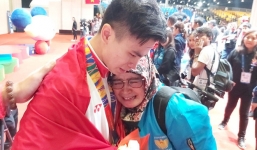 Vừa giành HCV, VĐV bật khóc vì nghe tin bố qua đời trong lúc thi đấu