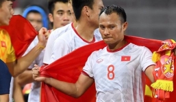 Trọng Hoàng lặng lẽ với vết thương ở đầu gối khi đồng đội ăn mừng