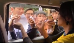 Hậu trao lại vương miện, fan chen lấn chạy theo xế sang của H'Hen Niê 