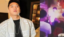 Châu Khải Phong vội vã chạy vào hậu trường sau khi bị ném búa đinh lên sân khấu