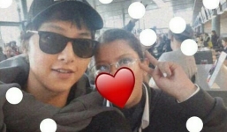 Bắt gặp Song Joong Ki thân mật bên cô gái trẻ tại sân bay giữa ồn ào