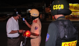 Uống rượu bia cố tình dắt xe máy qua CSGT có thể bị xử phạt