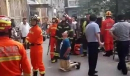 Tin tức pháp luật 24h: Chồng quỳ xin lỗi vì ngoại tình, vợ ôm con định nhảy lầu 