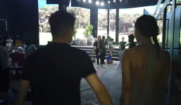 Đàm Vĩnh Hưng tay trong tay, hôn trộm 'kiều nữ làng hài' trong hậu trường