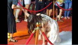 Hoa hậu Lương Thùy Linh gặp sự cố vấp ngã trên thảm đỏ nhưng phản ứng mới bất ngờ