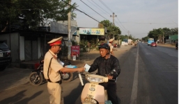 CSGT phát khẩu trang miễn phí cho người đi đường, ai nấy đều ngỡ ngàng