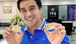 Giàu như Quyền Linh, khoe hai tay hai miếng vàng khiến fan trầm trồ