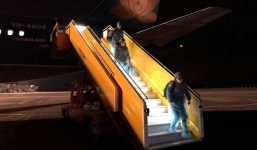 Hình ảnh những người Việt trên chuyến bay đặc biệt từ Vũ Hán trở về