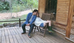 Diện quần siêu ngắn, Nhã Phương khiến dân mạng chỉ chú ý vào chi tiết này