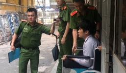 Tin tức pháp luật 24h: Trộm xong hối hận trả lại tiền, ra tòa ngồi xe lăn khóc