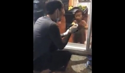 Vợ chồng ca sĩ Đình Bảo tự cách ly vì virus corona, nghẹn ngào nhìn con qua cửa kính