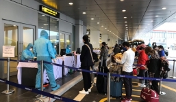 Covid -19: Hơn 400 hành khách từ Hàn Quốc xuống sân bay Vân Đồn 