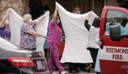 Covid-19: Mỹ có ca tử vong thứ hai, nguy cơ dịch tấn công đội ngũ y tế