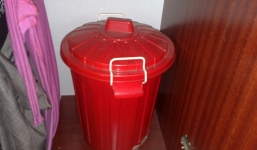 Phát hiện chiếc thùng lạ trong nhà, mở ra thứ bên trong khiến ai nấy rùng mình