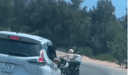 Tin tức pháp luật 24h: CSGT truy đuổi nam thanh niên gay cấn, cú huých cuối khiến tất cả b