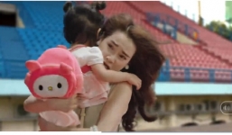 Hình ảnh Nhã Phương bế bé gái vội vã bỏ chạy khiến cư dân mạng xôn xao