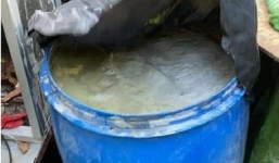 Hoảng hốt phát thứ kinh hãi trong chiếc thùng nhựa gần nhà, ai cũng bỏ chạy tán loạn