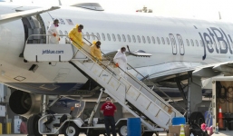 Máy bay vừa hạ cánh, một hành khách thông báo mình bị mắc Covid-19