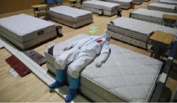 Hình ảnh bác sĩ ngả lưng trên giường bệnh trong cuộc chiến Covid-19 gây xúc động