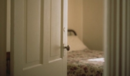 Mở phòng ngủ, nhìn cảnh tượng trên giường người vợ bủn rủn, hoảng hốt bỏ chạy