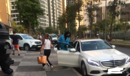 Nhã Phương bị bắt gặp lái xế sang Trường Giang tặng, kín như bưng giữa mùa dịch