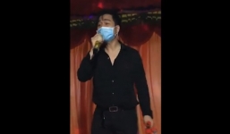 'Con trai' cưng của Ngọc Sơn bị chặn đường, hăm dọa vì lên sân khấu vẫn đeo khẩu trang