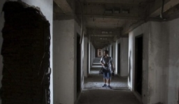 Giữa đêm nghe tiếng cửa mở, người mẹ sợ run người nhìn thấy thứ khủng khiếp này