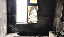 Vừa mở cửa nhà tắm, cô gái kinh hãi phát hiện cảnh tượng tan hoang