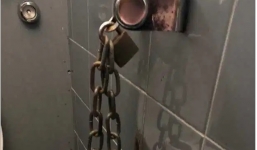 Bước vào nhà vệ sinh công cộng, nhìn thấy thứ treo trên sợi xích, ai cũng phát hoảng