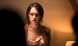 Giữa đêm, Hương Giang còn tung ảnh chốn riêng tư cùng hành động gây tò mò