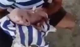 Thấy người đàn ông lén lút ôm thứ lạ, khi mở ra khiến ai nấy hết hồn