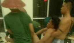 Khoảnh khắc chiến sĩ trẻ kiệt sức trong công tác chống Covid-19 gây xúc động