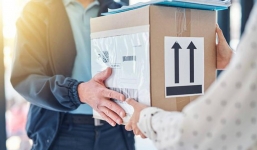 Nhận được bưu phẩm, món đồ bên trong khiến cô gái xây xẩm mặt mày